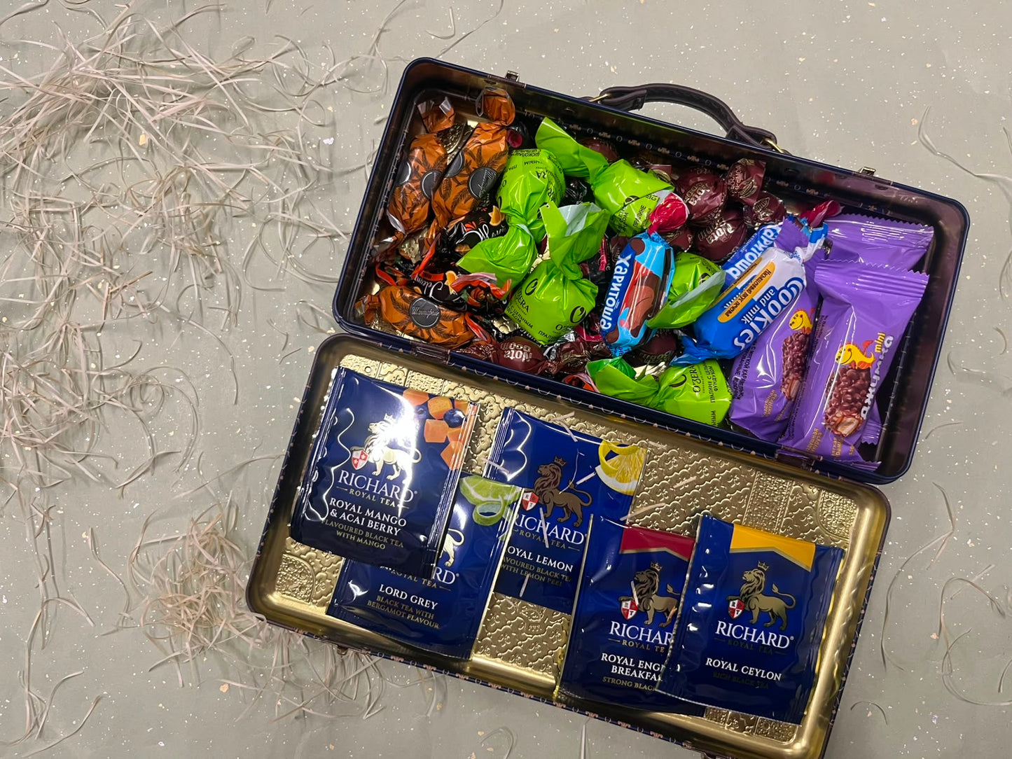 「ギフトセット」 お菓子&紅茶詰め合わせ(トランク型缶入り)