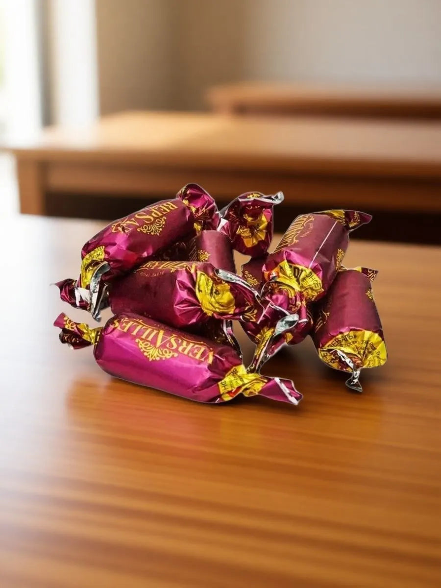 「ヴェルサイユ」ココア風味プラリネとクリスピーボール入りチョコ菓子