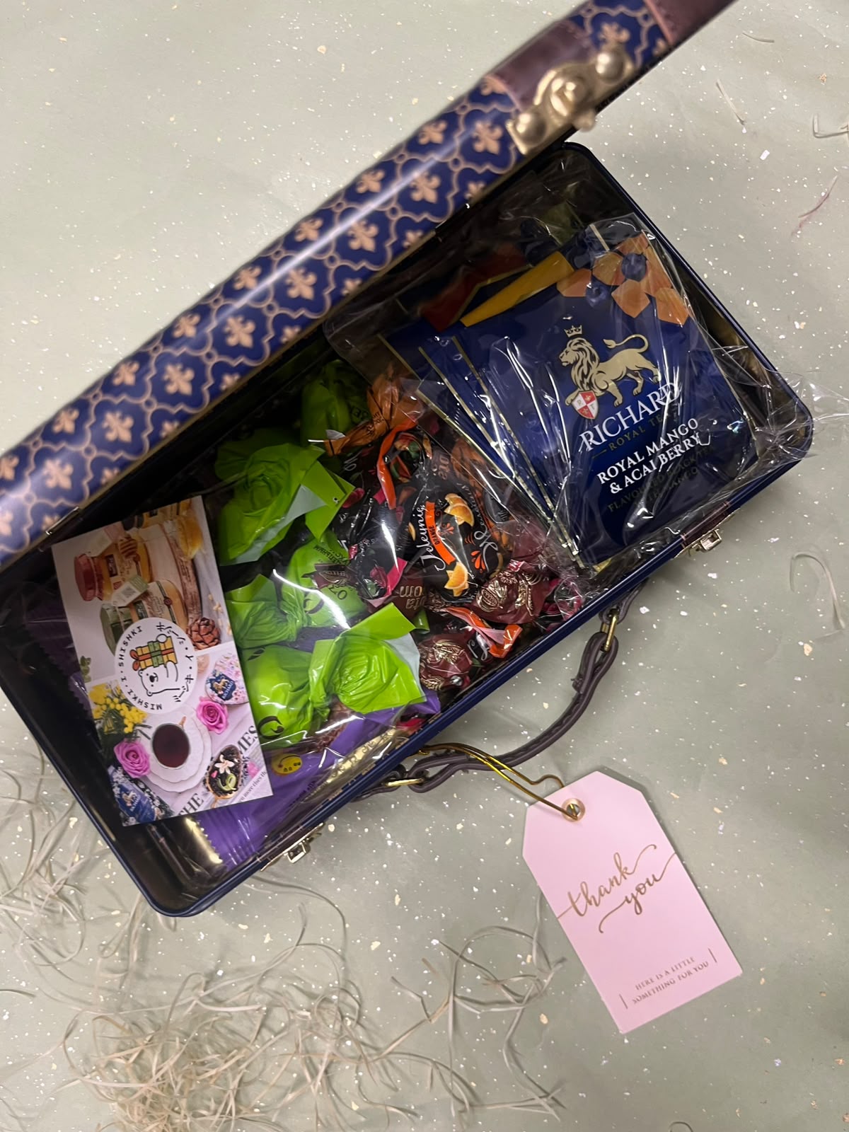 「ギフトセット」　お菓子＆紅茶詰め合わせ（トランク型缶入り）