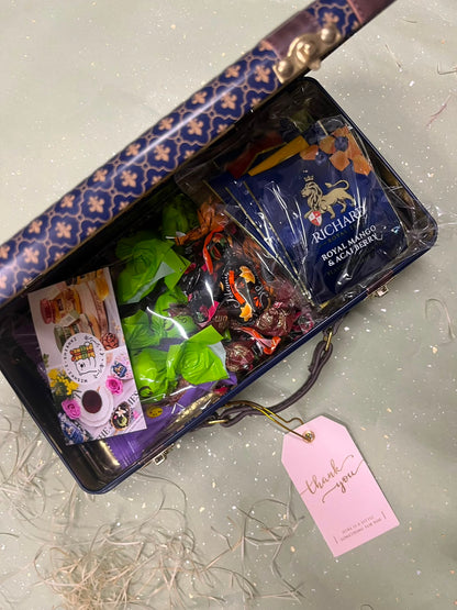 「ギフトセット」　お菓子＆紅茶詰め合わせ（トランク型缶入り）
