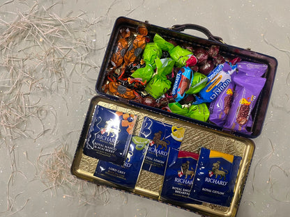 「ギフトセット」　お菓子＆紅茶詰め合わせ（トランク型缶入り）