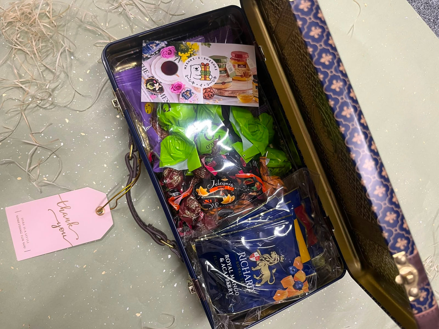 「ギフトセット」　お菓子＆紅茶詰め合わせ（トランク型缶入り）