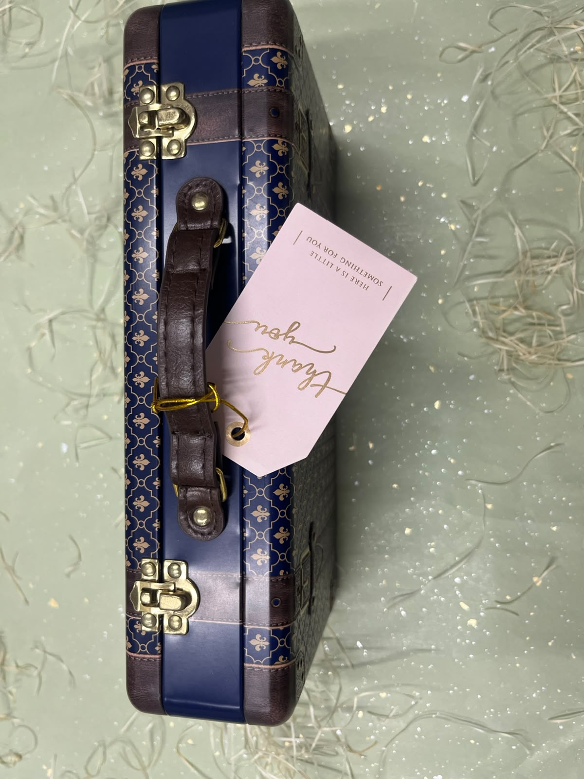 「ギフトセット」　お菓子＆紅茶詰め合わせ（トランク型缶入り）